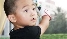 双胞胎小女孩爆料视频,爆笑家庭生活瞬间